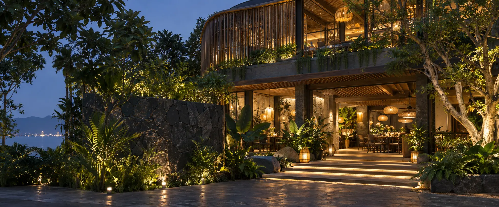 Không gian nhà hàng Việt đương đại với đá basalt, cây xanh và ánh đèn ấm
